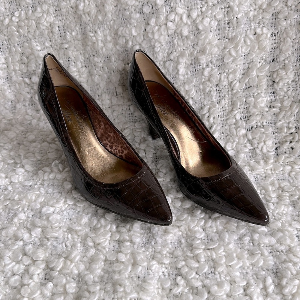 NEW* AK Anne Klein iFlex Cake Walk Brown Faux Leather Pointed Toe Pumps Sz 6M